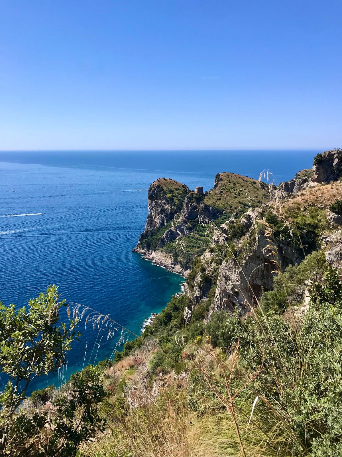 La Torre di Montalto vista dal sentiero per la Baia di Ieranto