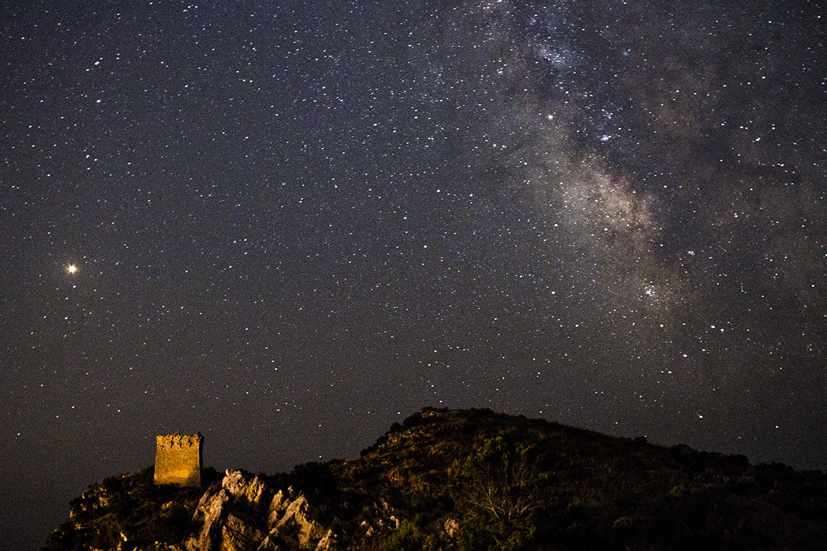 La Via Lattea, Marte (a sinistra) e la torre di Montalto ripresi dal sentiero per la Baia di Ieranto